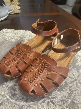 Women Brown Closed-Toe Sandals with Ankle Strap